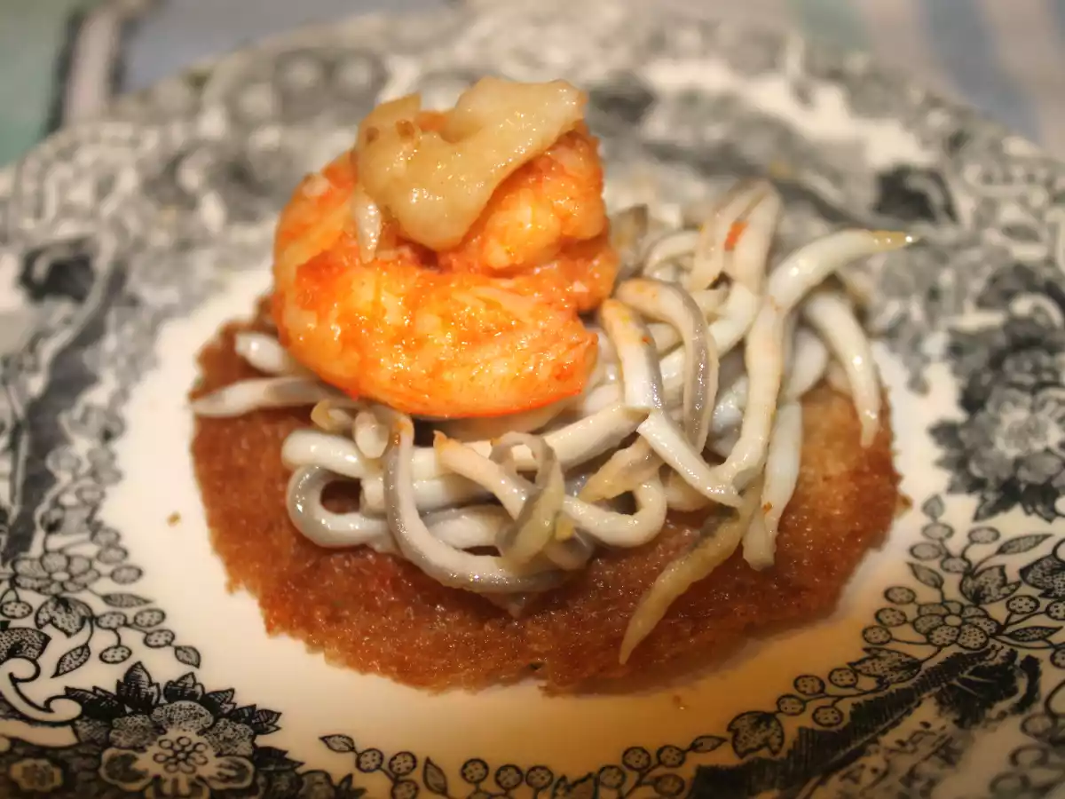 Entrante de revuelto de gula, gamba al ajillo y palometa