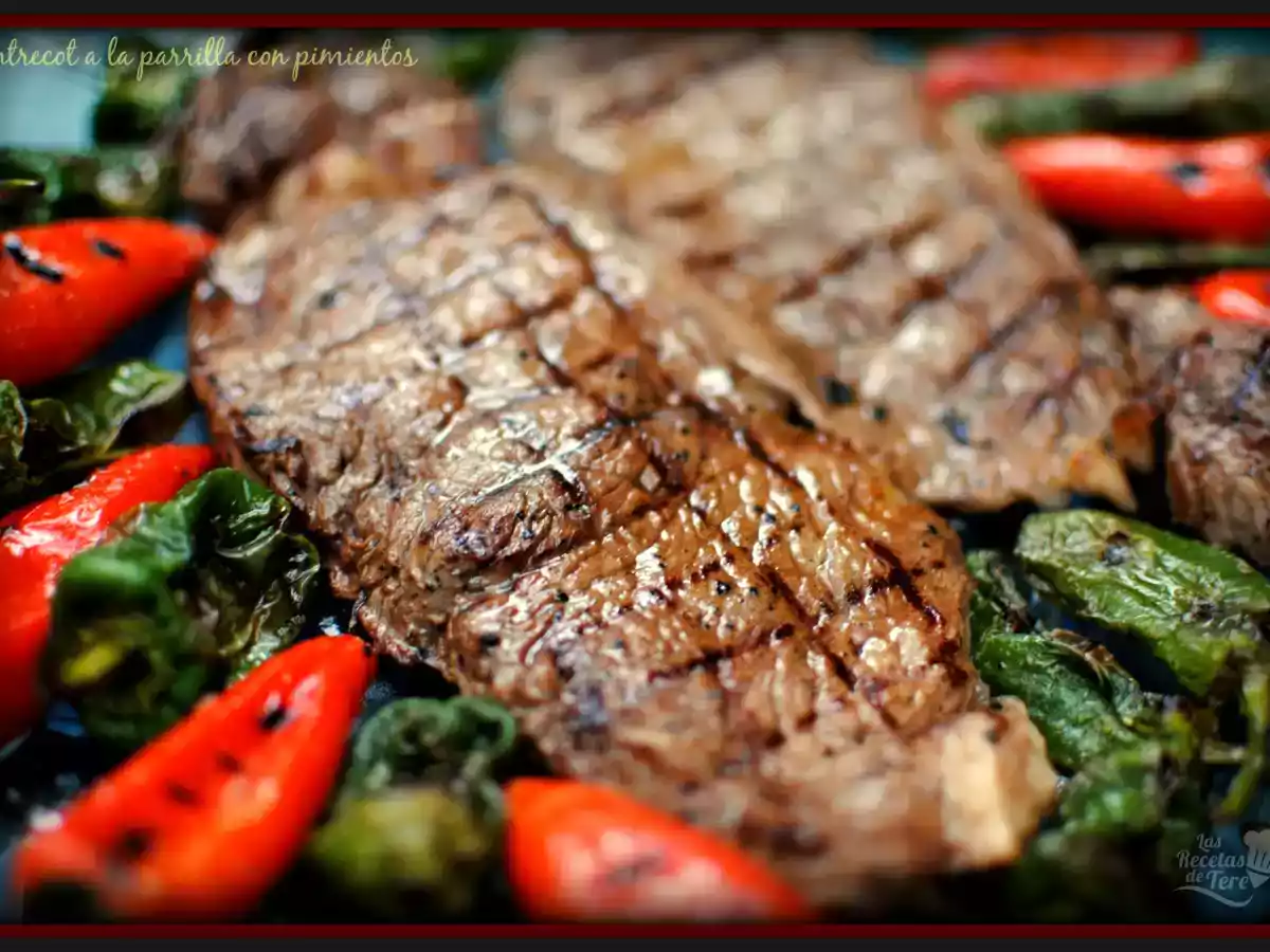 Entrecot a la parrilla con pimientos