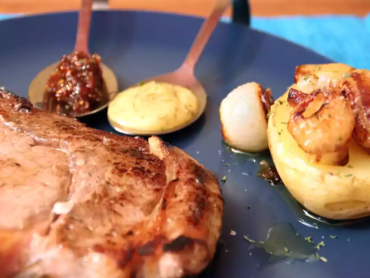 Entrecot con cebolla caramelizada y chutney de higos