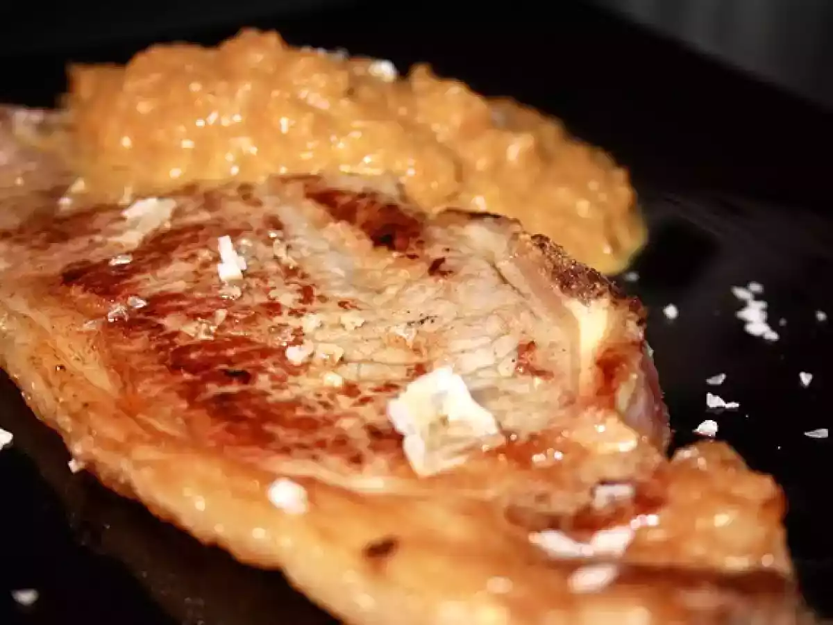 Entrecot con salsa de cebolleta al vino