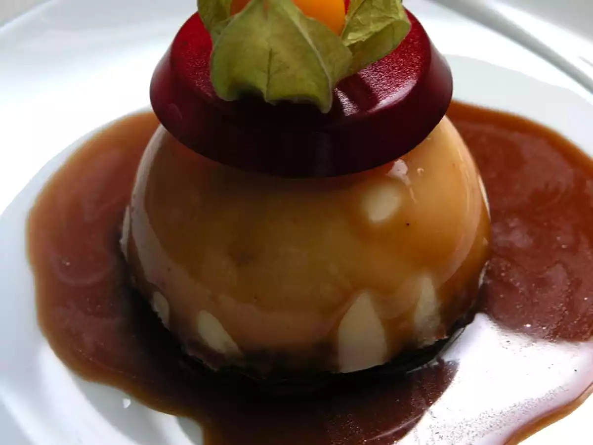 Esfera de Tiramisú, con gelatina de fresas, una versión renovada del postre clásico