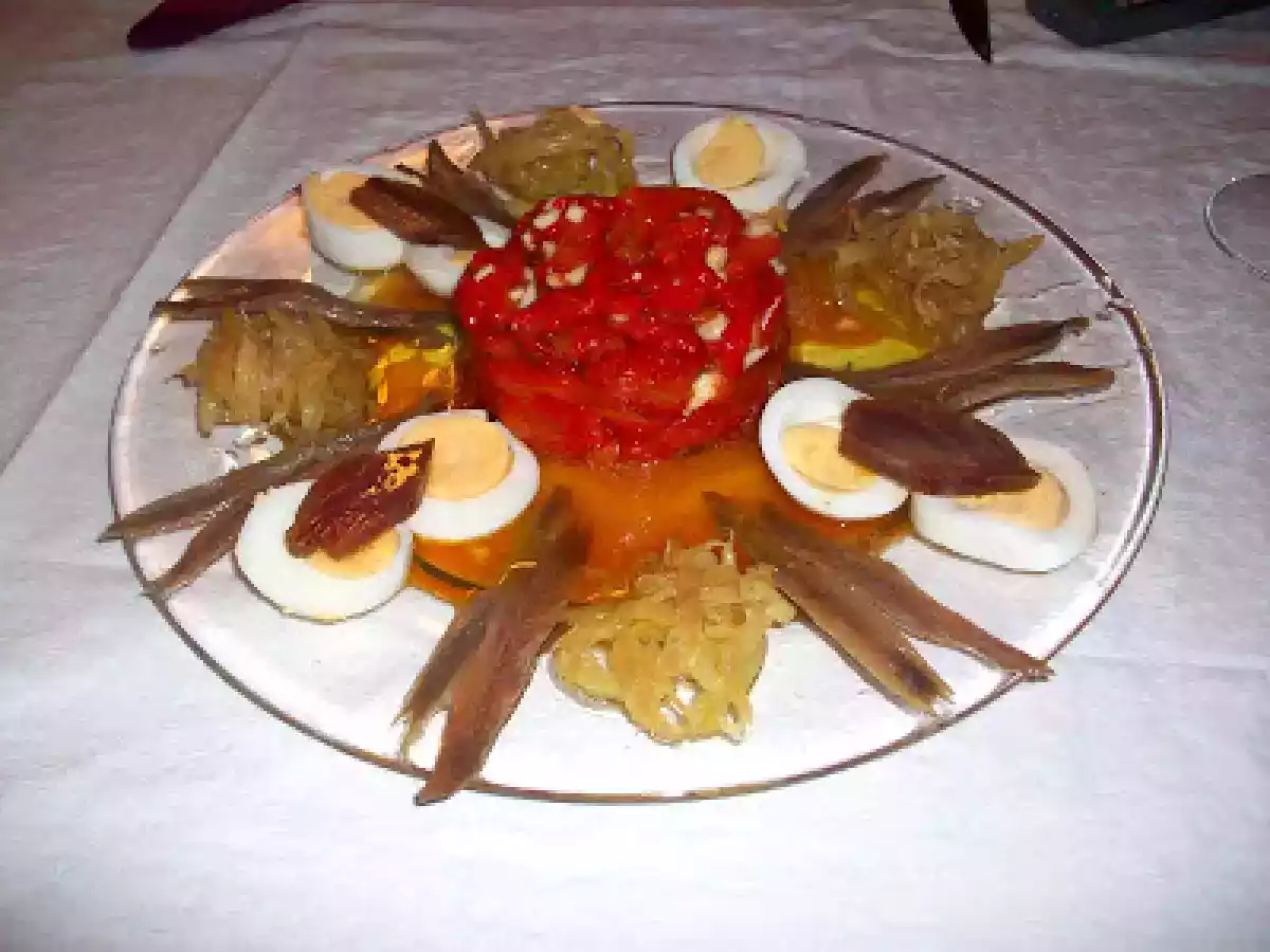 Esgarraet de pimientos, anchoas y mojama