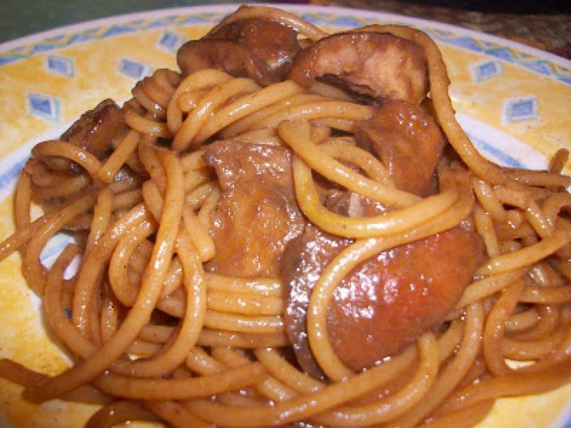 Espaguetis all'aglio e peperonccino con niscalos y salsa al vino