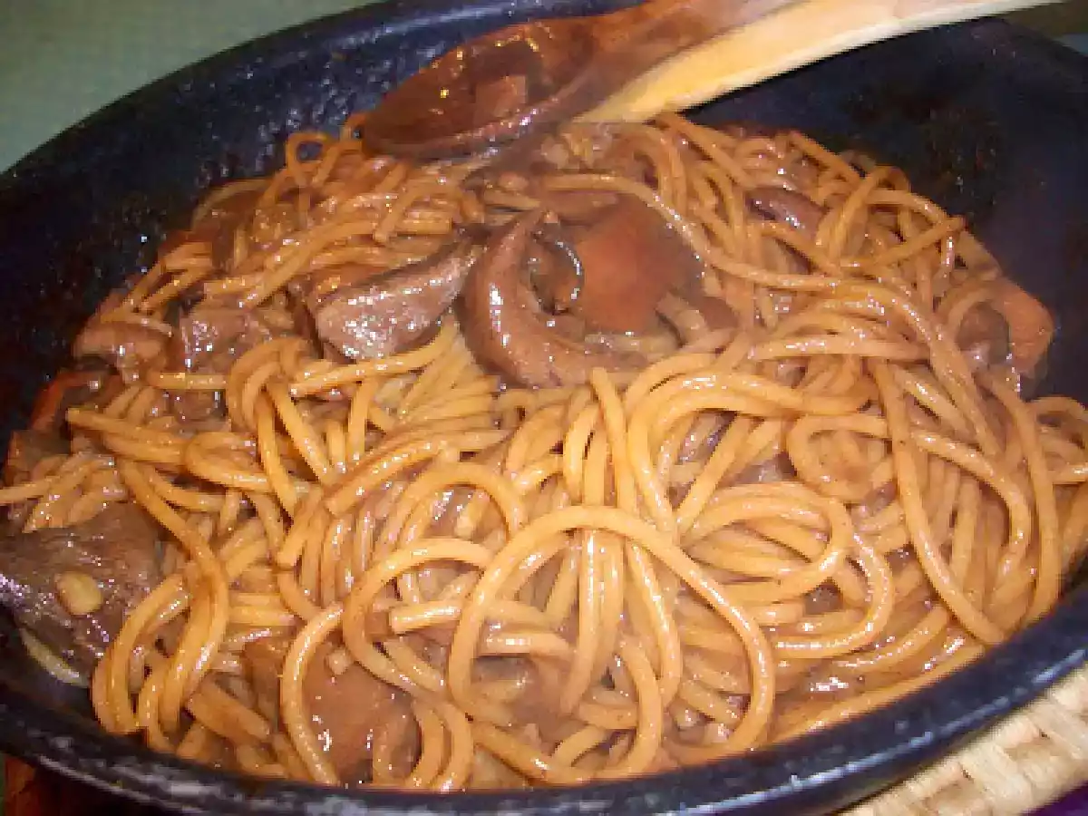 Espaguetis all'aglio e peperonccino con niscalos y salsa al vino - foto 2