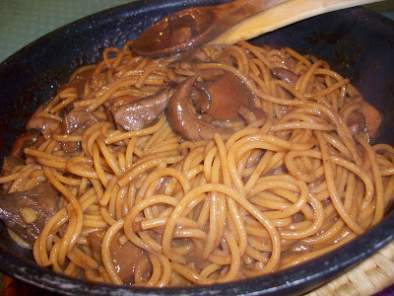Espaguetis all'aglio e peperonccino con niscalos y salsa al vino - foto 2