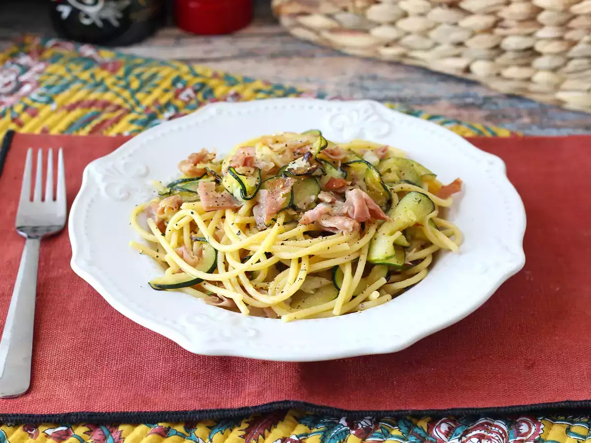 Espaguetis con calabacín y speck crujiente: una receta fácil con mucho sabor - foto 2