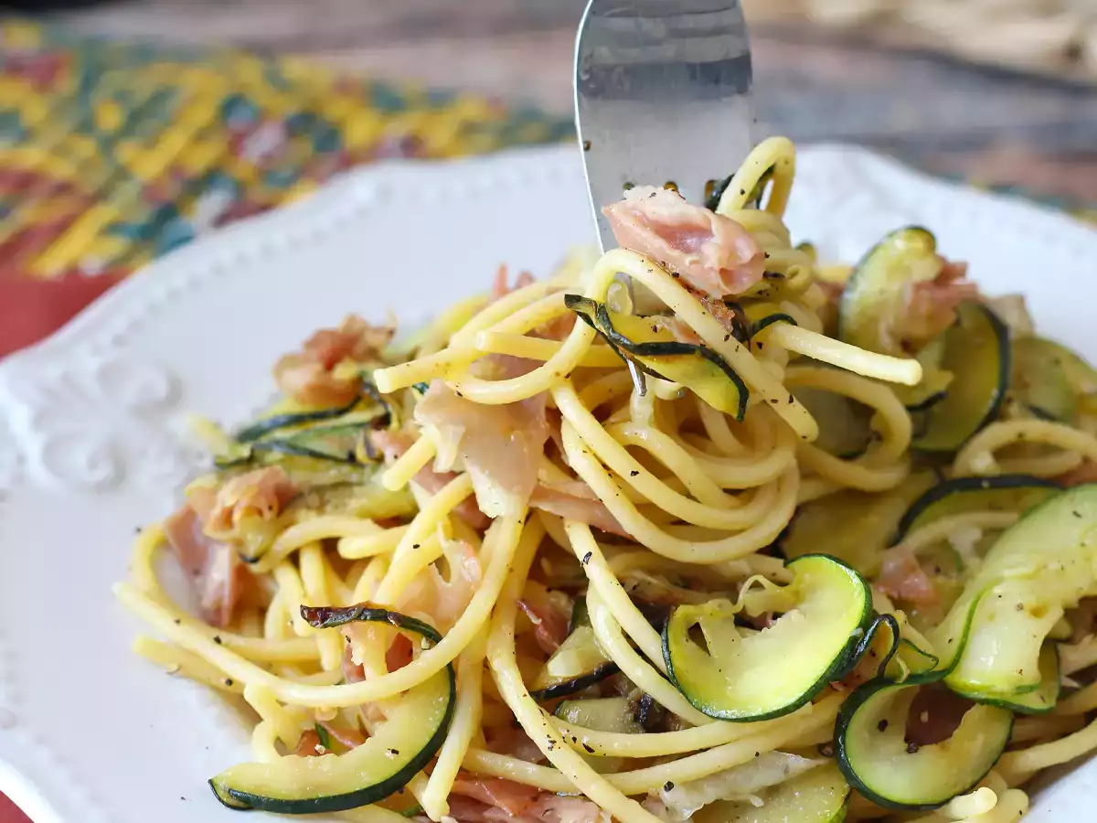 Espaguetis con calabacín y speck crujiente: una receta fácil con mucho sabor - foto 3