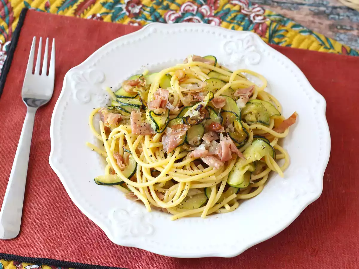 Espaguetis con calabacín y speck crujiente: una receta fácil con mucho sabor - foto 4