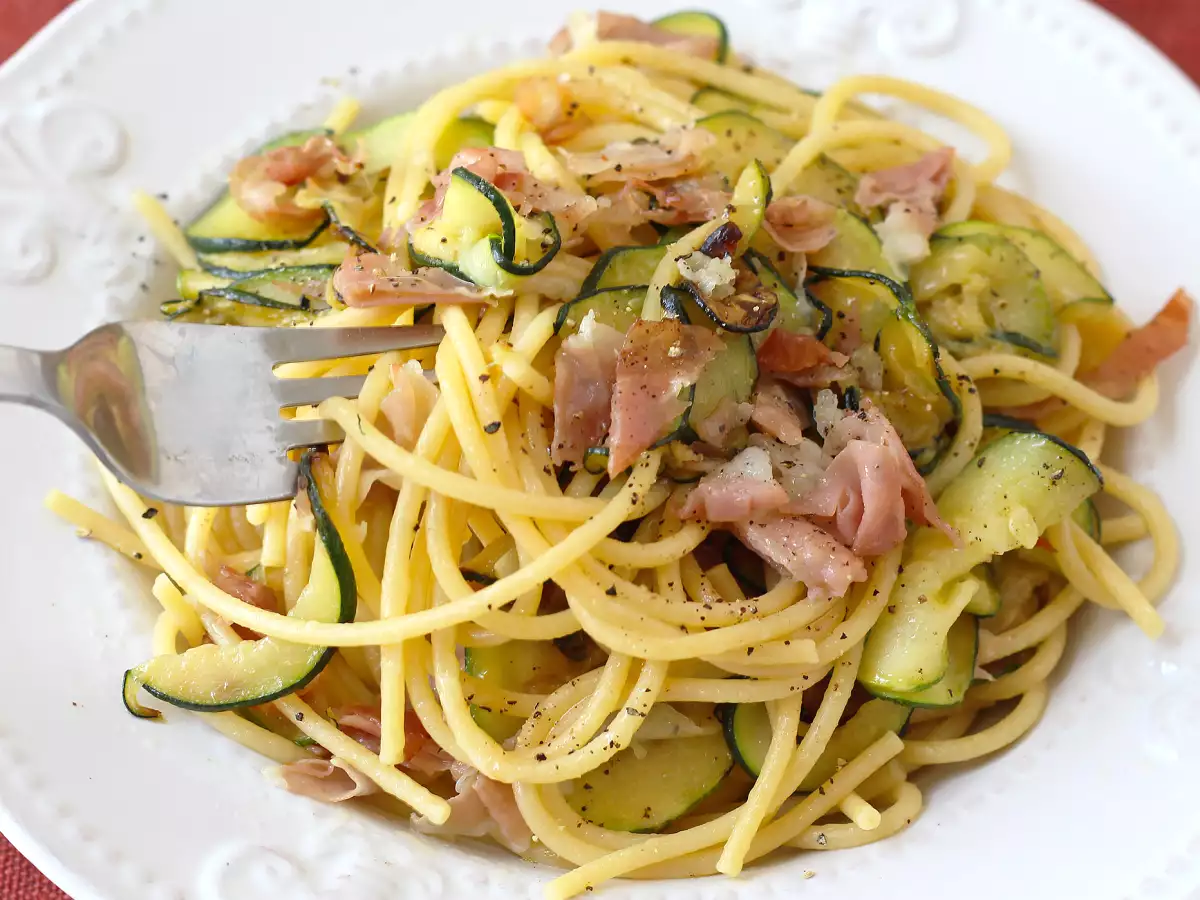 Espaguetis con calabacín y speck crujiente: una receta fácil con mucho sabor - foto 5