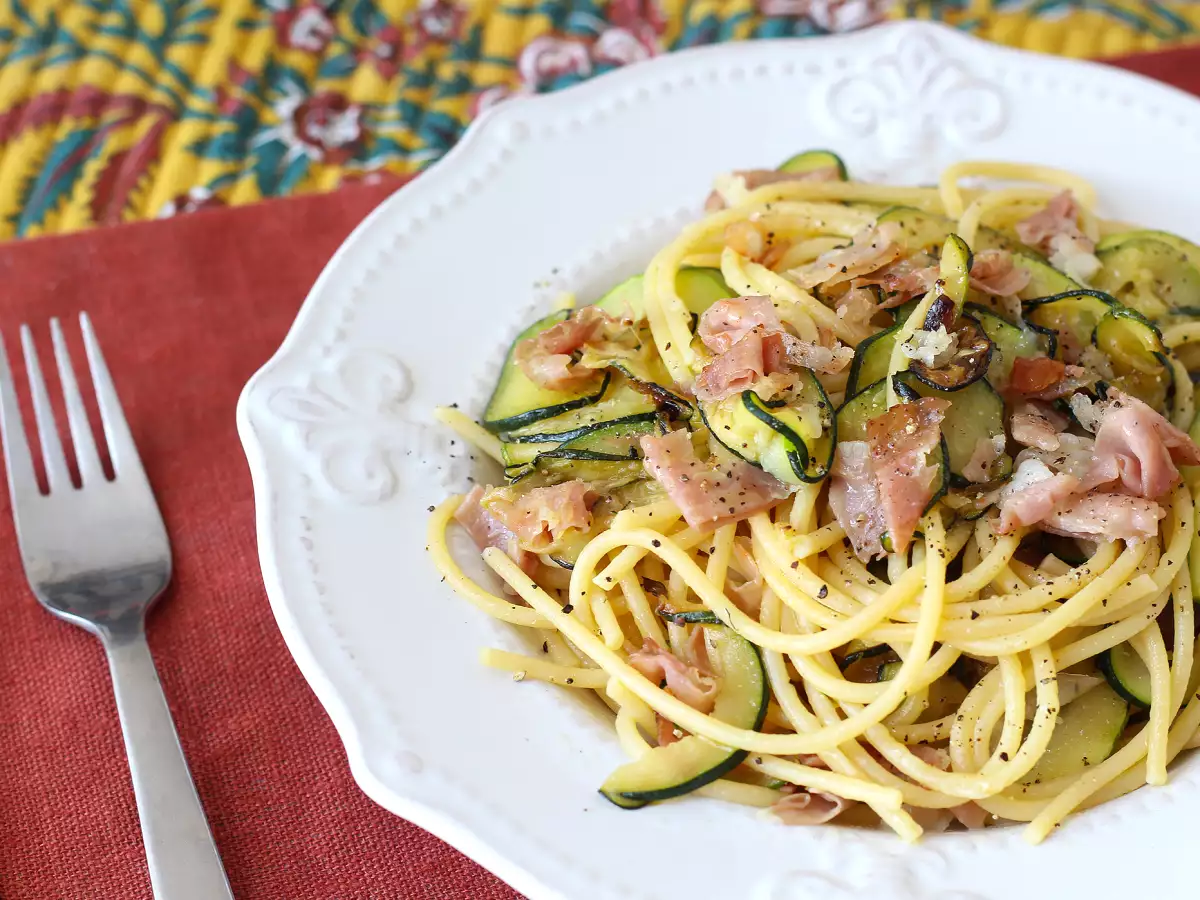 Espaguetis con calabacín y speck crujiente: una receta fácil con mucho sabor - foto 6