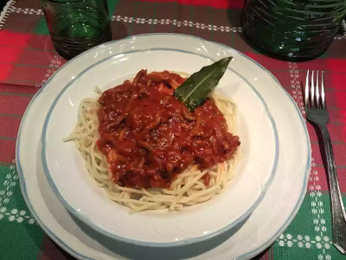 ESPAGUETIS CON CARNE DE VACUNO Y CERDO AL VINO DE MALAGA