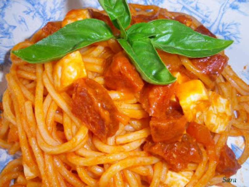 Espaguetis con chorizo y huevo duro