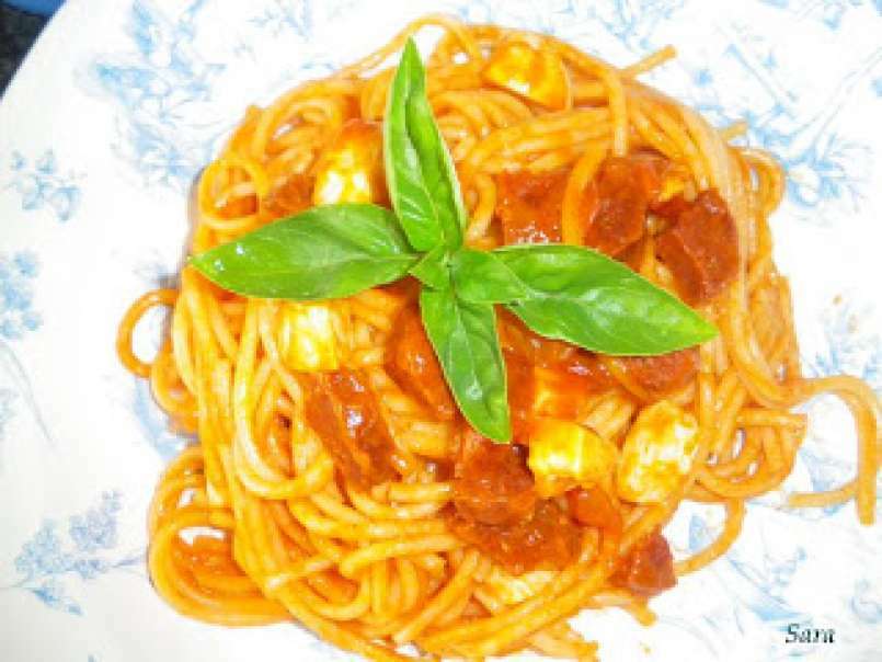 Espaguetis con chorizo y huevo duro - foto 2