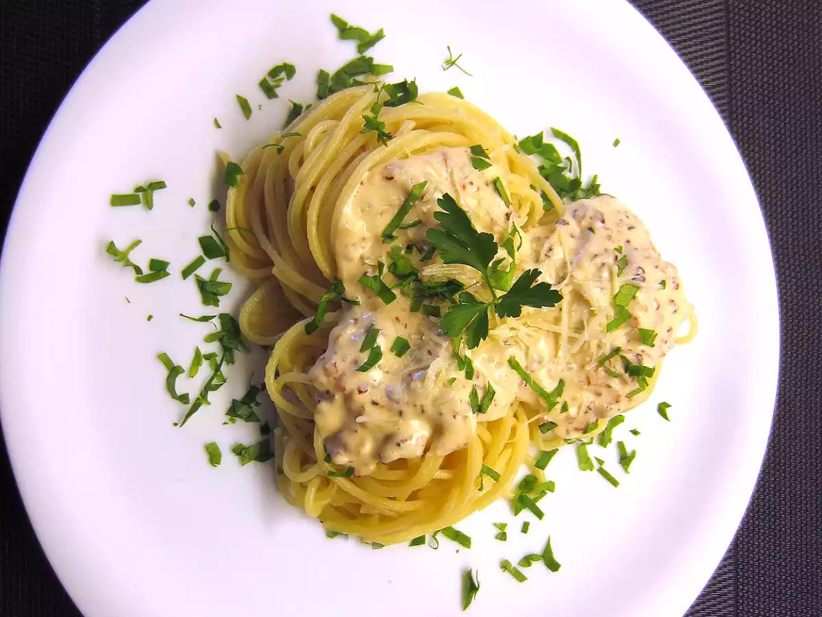 Espaguetis con crema de bacon y queso - foto 3