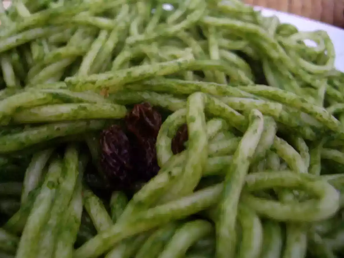 Espaguetis con crema de espinacas y pasas