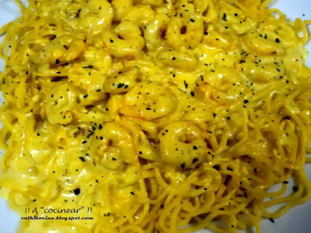 Espaguetis con gambas al curry