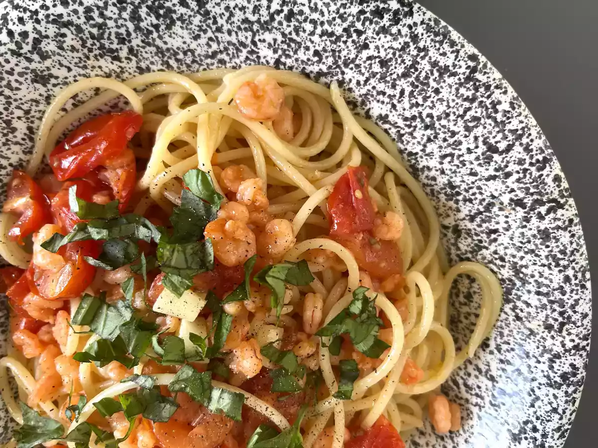 Espaguetis con gambas y tomates cherry, una receta rápida y sabrosa para el día a día - foto 6
