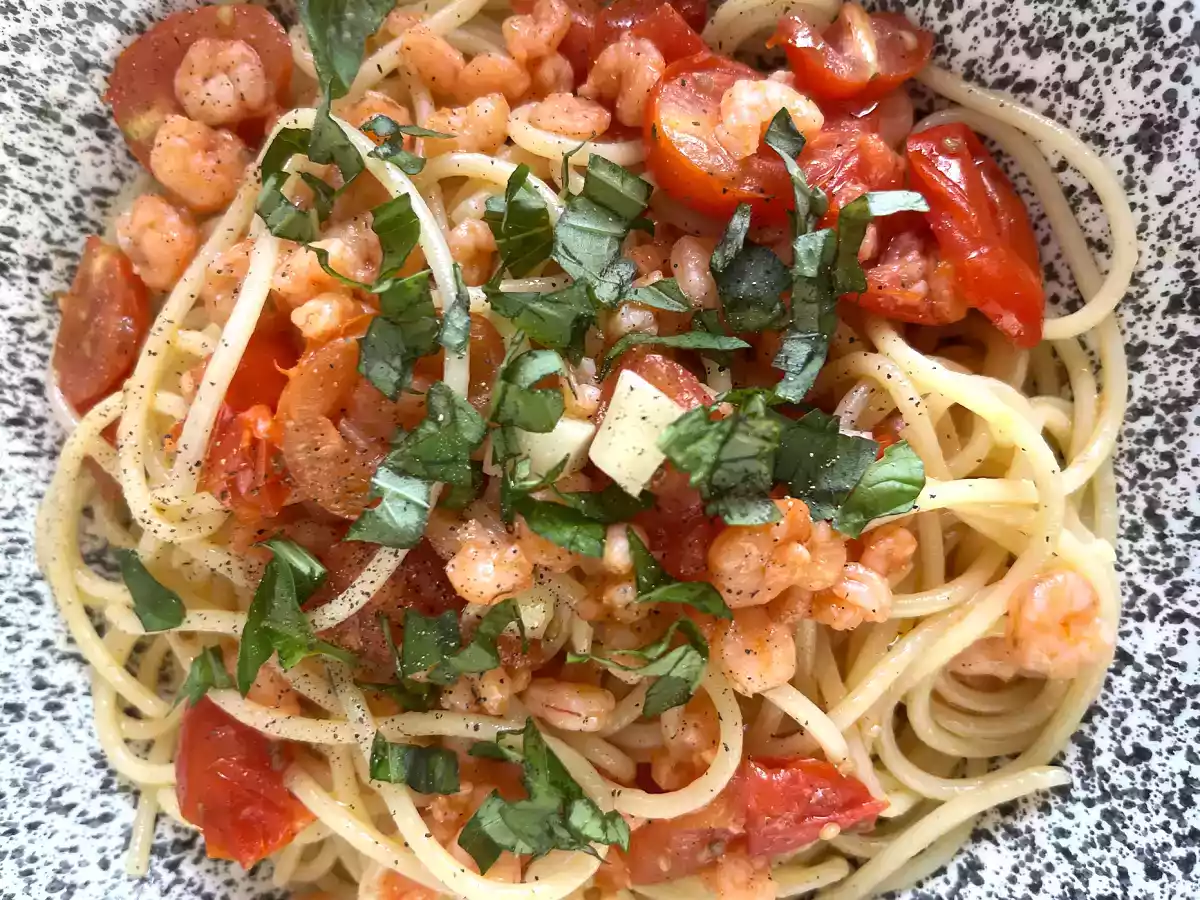 Espaguetis con gambas y tomates cherry, una receta rápida y sabrosa para el día a día - foto 7