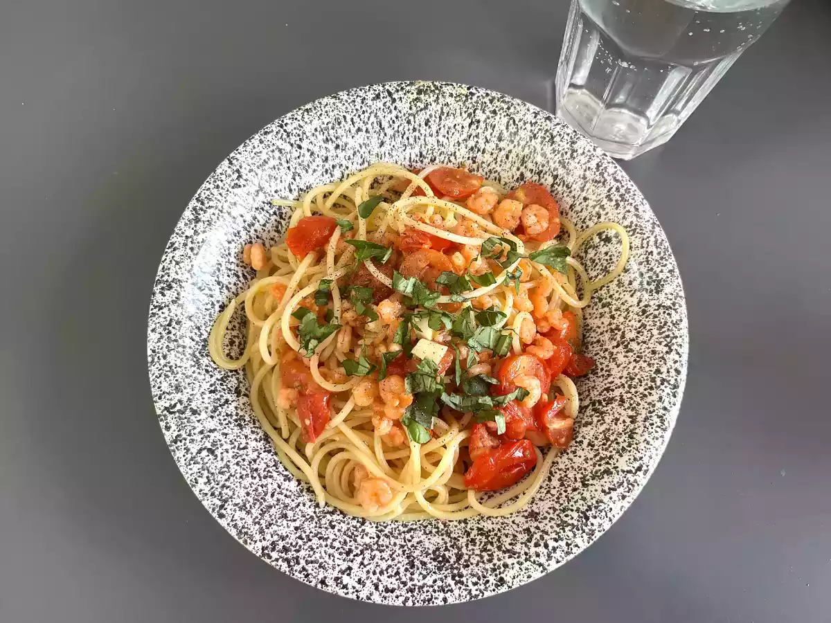 Espaguetis con gambas y tomates cherry, una receta rápida y sabrosa para el día a día - foto 8