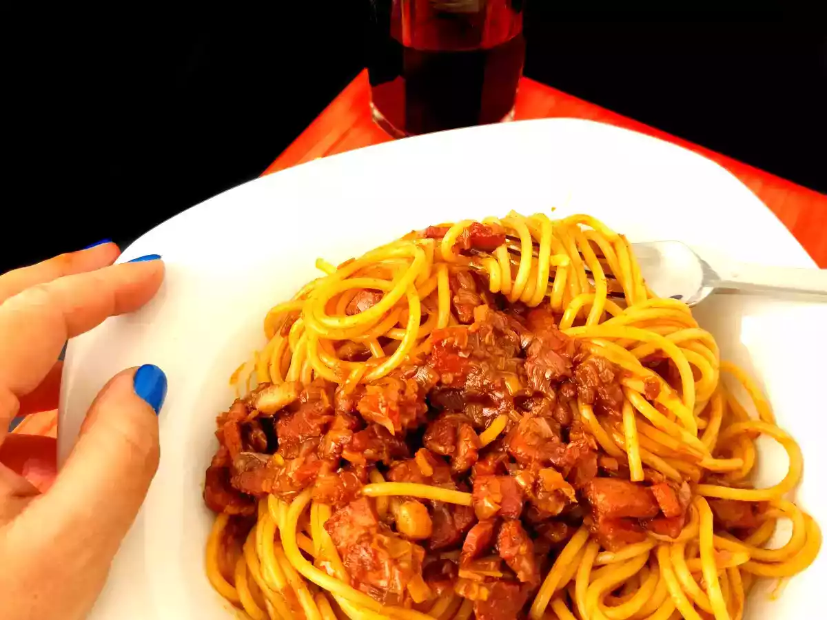 Espaguetis con lacón, pimentón y vino tinto {A tope de sabor}