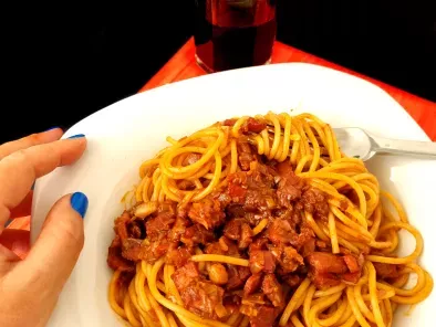 Espaguetis con lacón, pimentón y vino tinto {A tope de sabor}