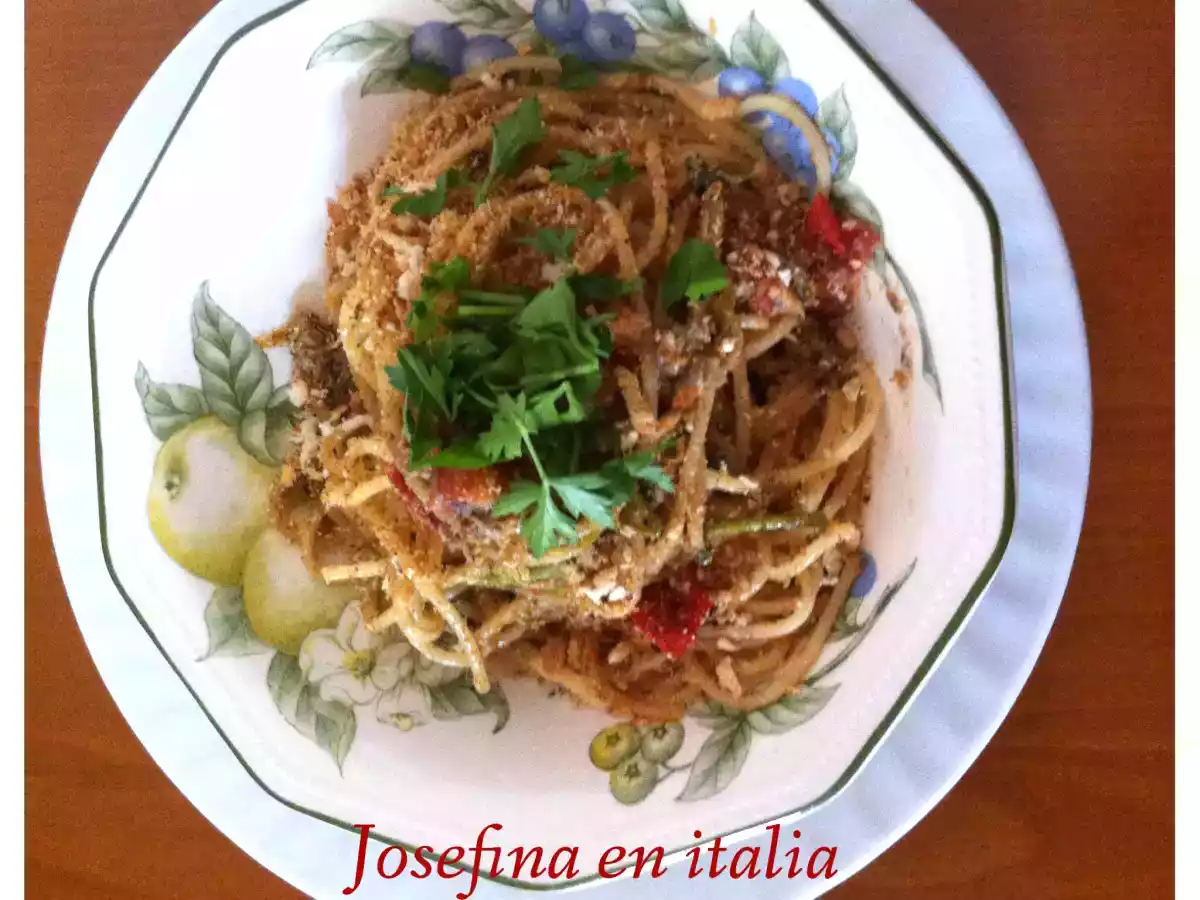 Espaguetis con migas de pan, anchoas y chile
