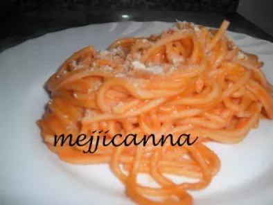 Espaguetis con nata y tomate