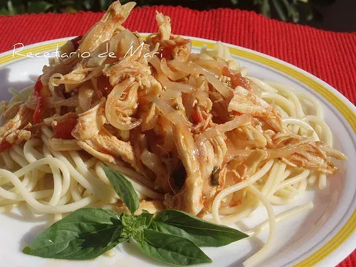 Espaguetis con pollo desmechado - Receta Petitchef