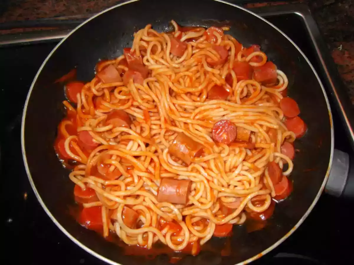 Espaguetis con salchichas