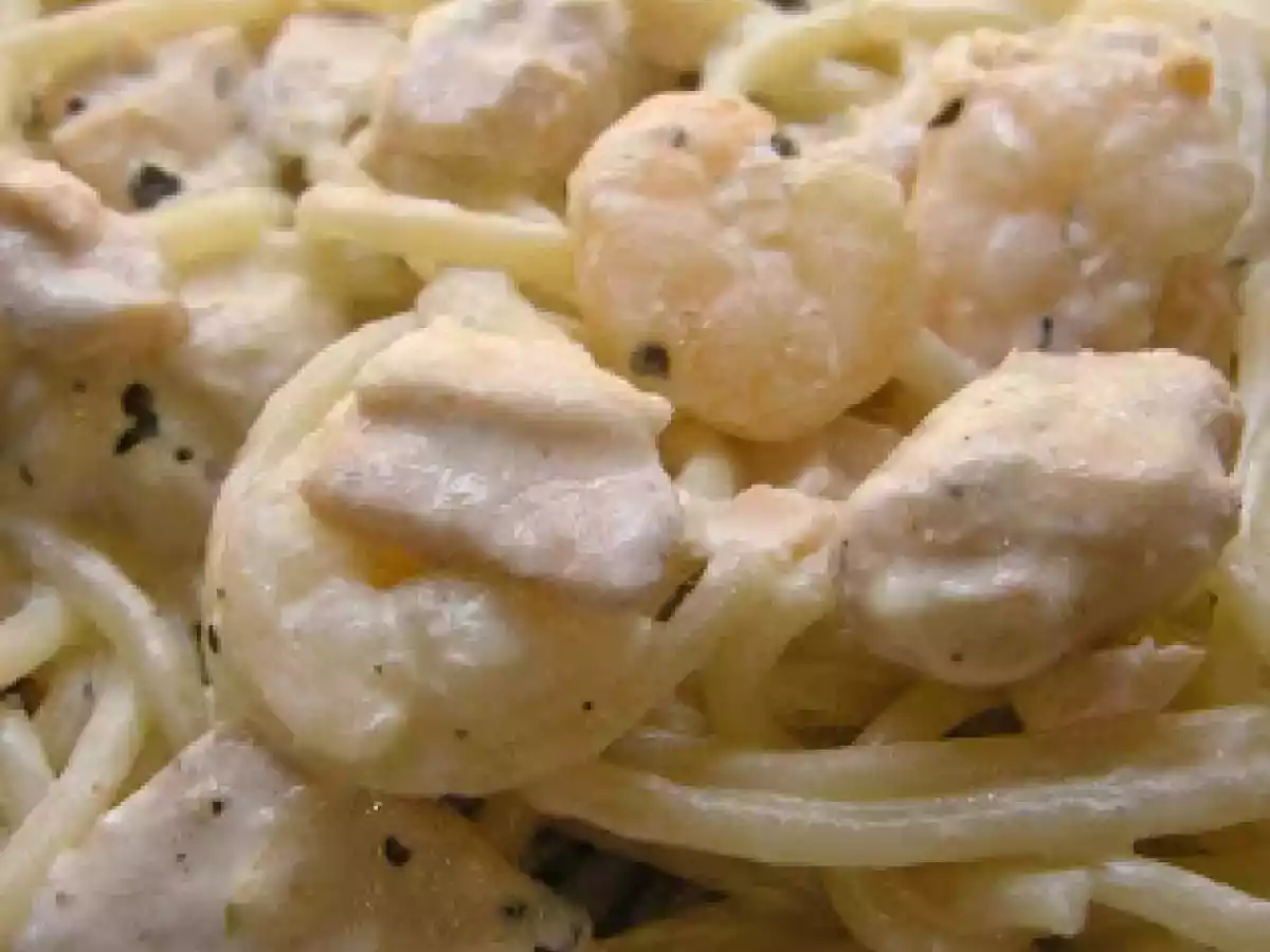 Espaguetis con salmón y gambas.