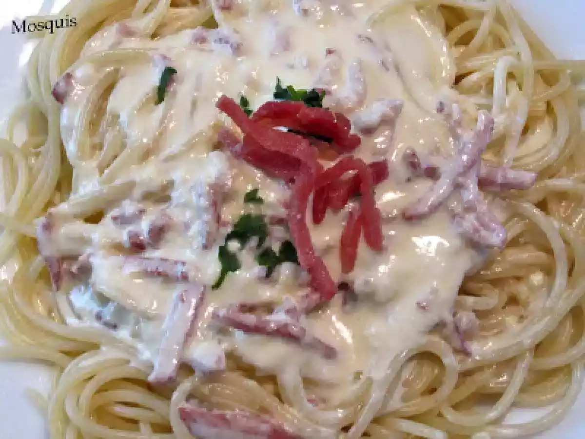 Espaguetis con salsa carbonara e hilos de jamón curado Espuña