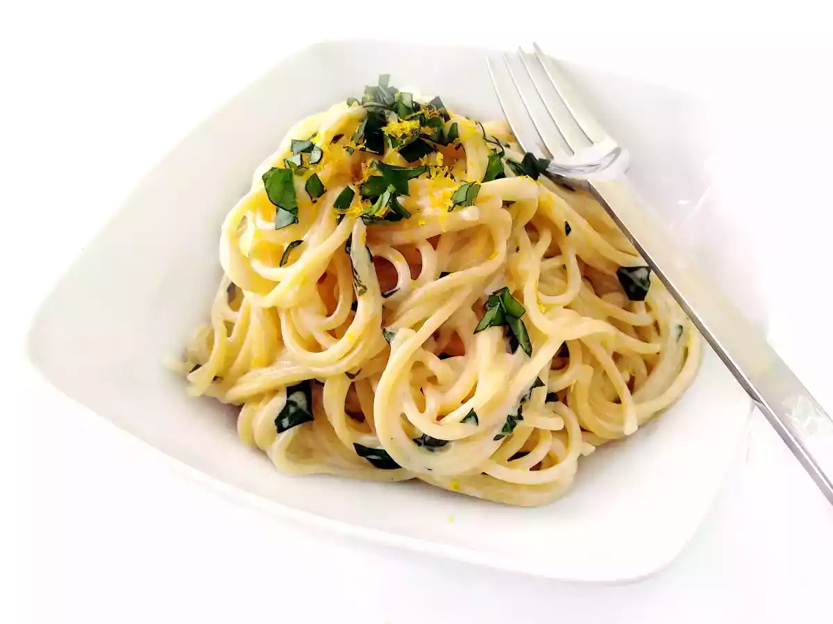 Espaguetis con salsa de queso y limón