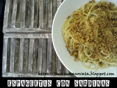 Espaguetis con sardinas y migas de pan