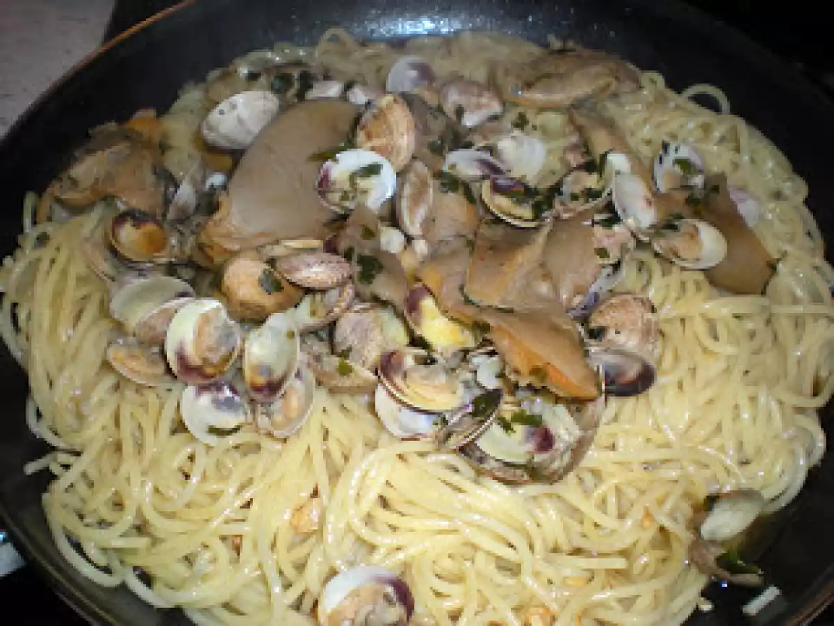 Espaguetis con setas y chirlas - foto 2