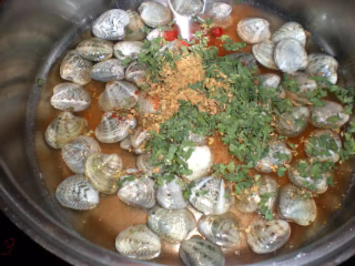 Espaguetis con setas y chirlas - foto 7