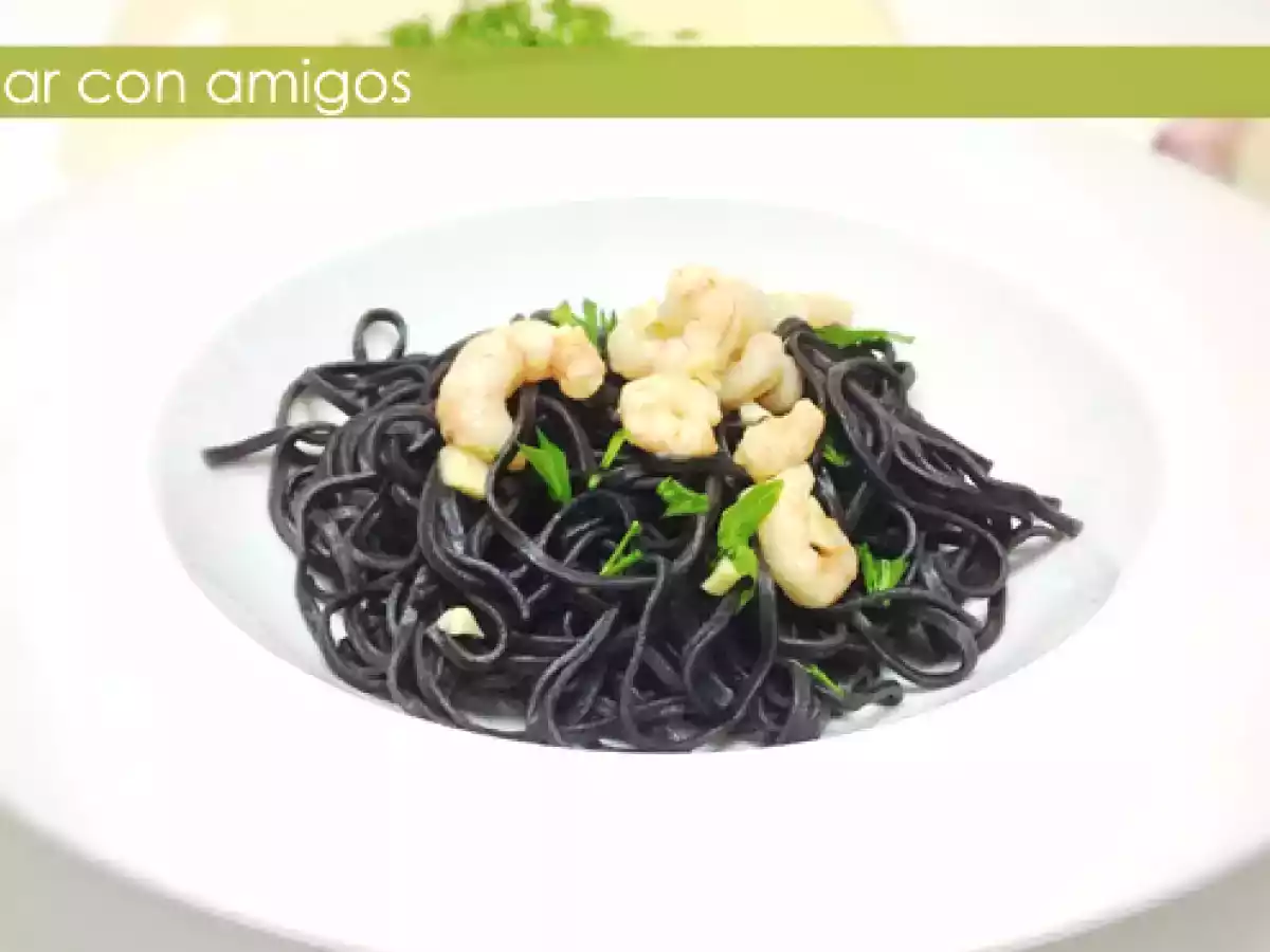 Espaguetis con tinta de calamar y gambas