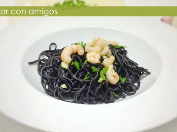 Espaguetis con tinta de calamar y gambas