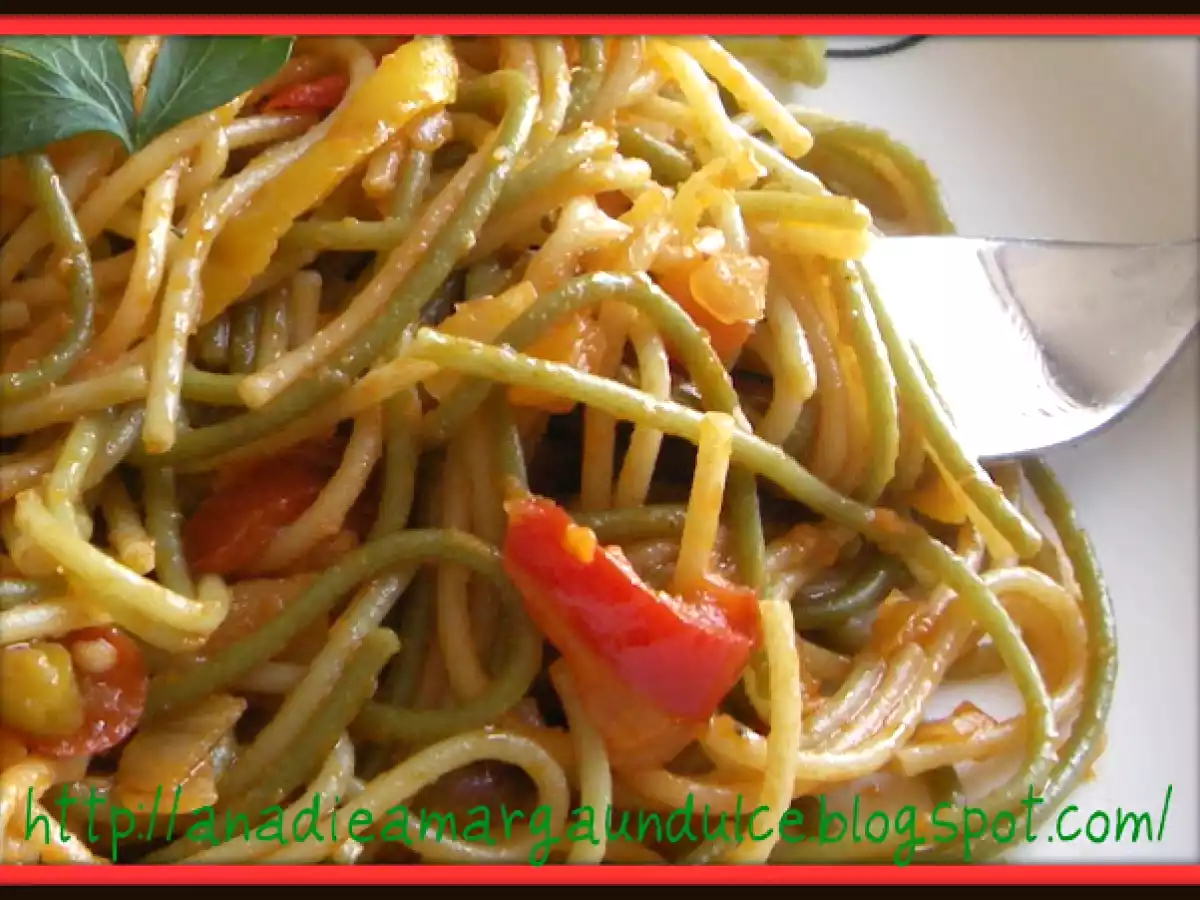 ESPAGUETIS CON TOMATE, CEBOLLA Y PIMIENTOS
