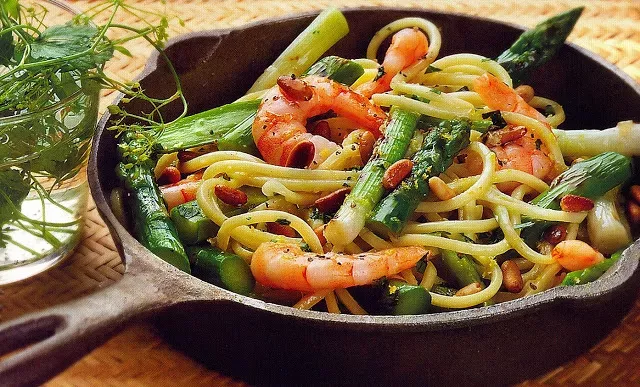 Espaguetis con vegetales y gambas - Receta Petitchef