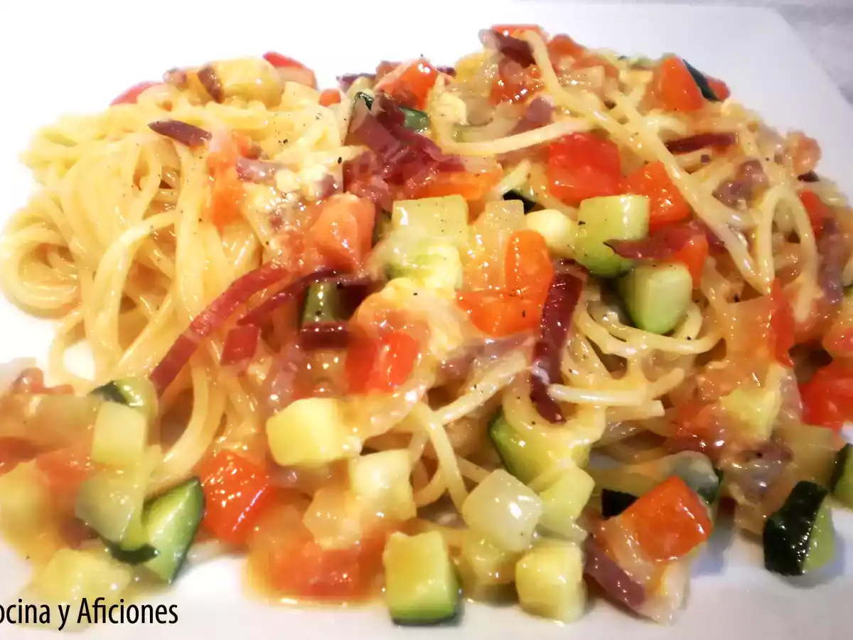 Espaguetis en carbonara vegetal y jamón ibérico, receta