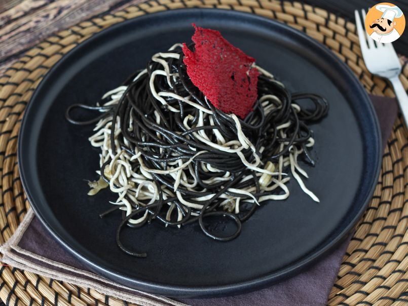 Espaguetis negros con ajos y gulas. Pasta al nero di seppia, foto 3