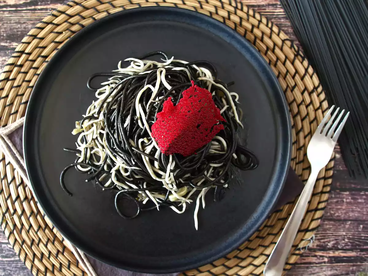 Espaguetis negros con ajos y gulas. Pasta al nero di seppia - foto 4