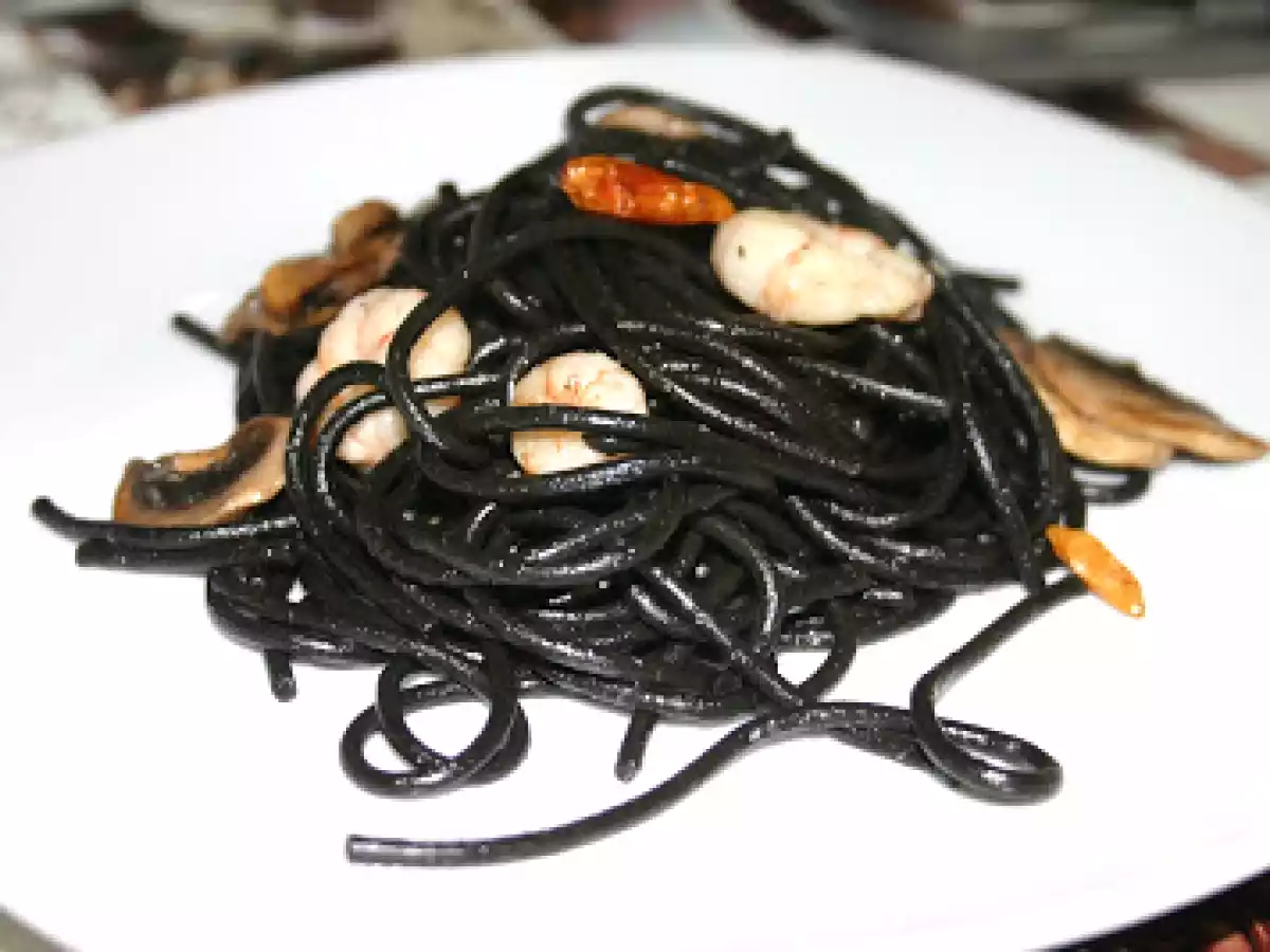 Espaguetis negros con champiñones, gambas y guindilla. (Mis espaguetis piratas)