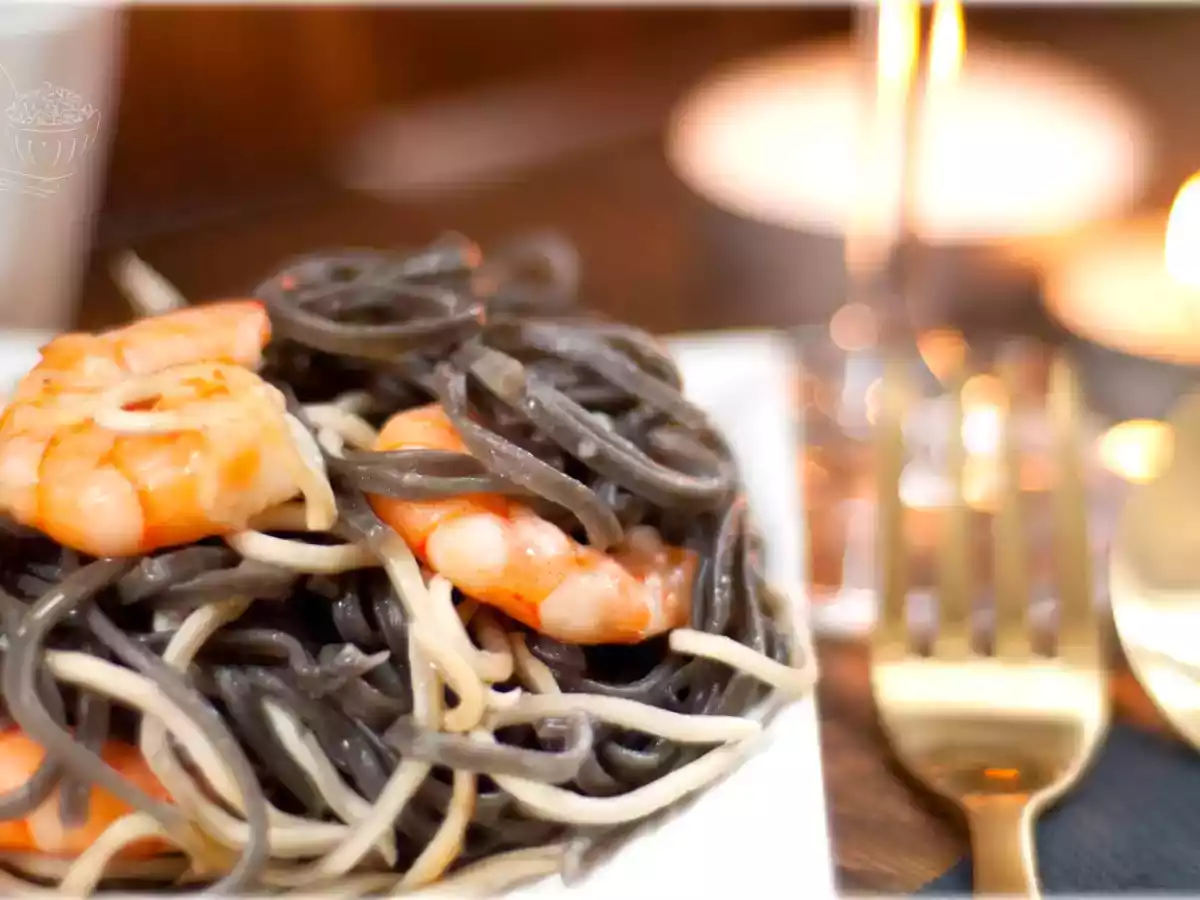 Espaguetis negros con langostinos y gulas
