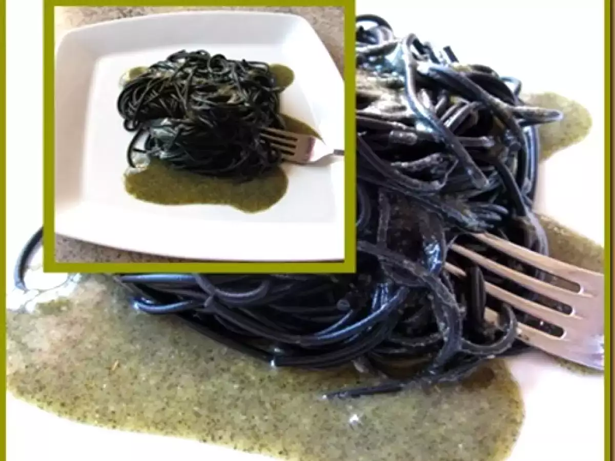 Espaguetis negros con salsa Pesto (Thermomix)