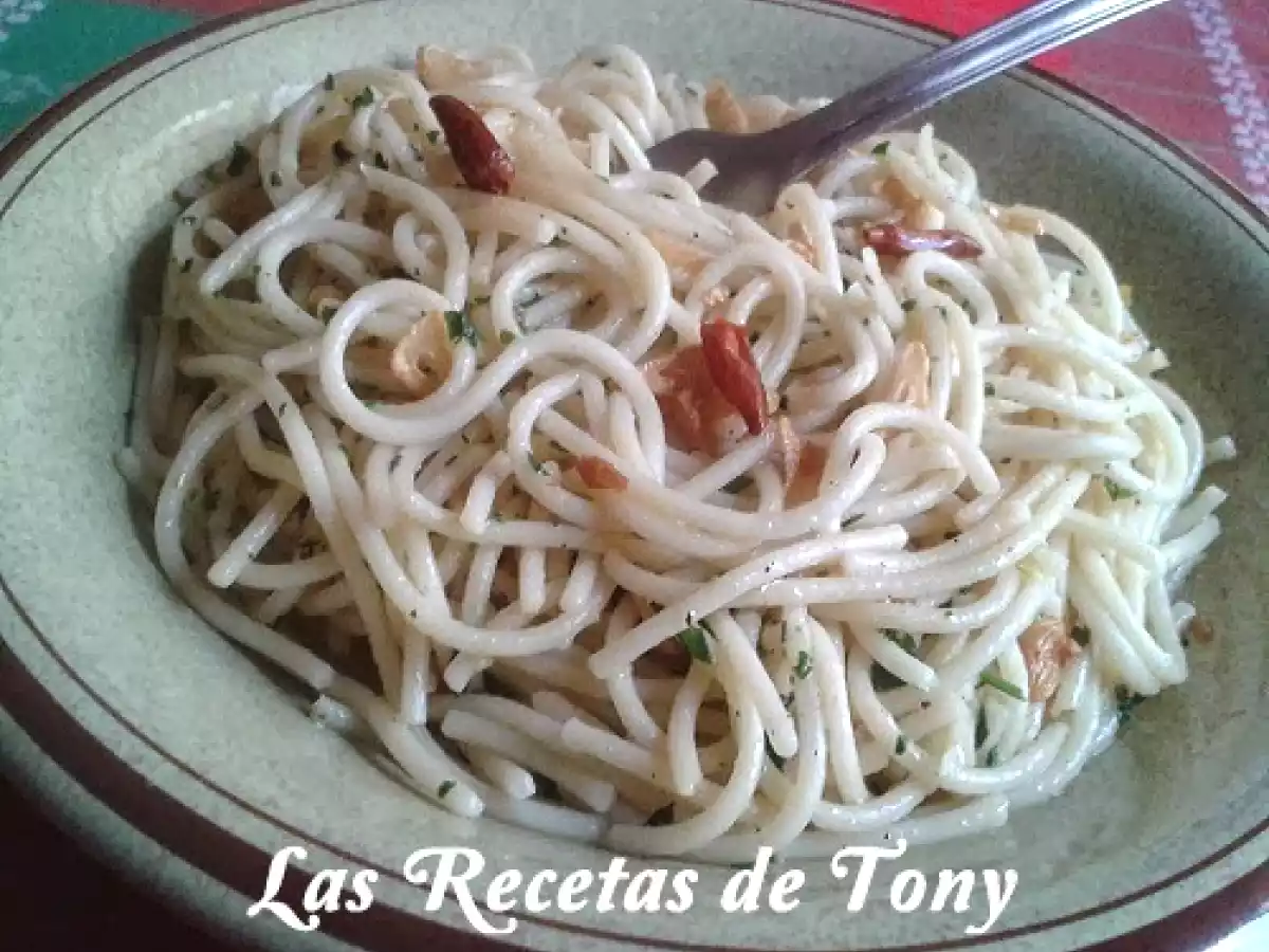 Espaguetis salteados al ajillo