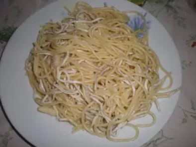 Espaguetti con gulas y migas de bacalao