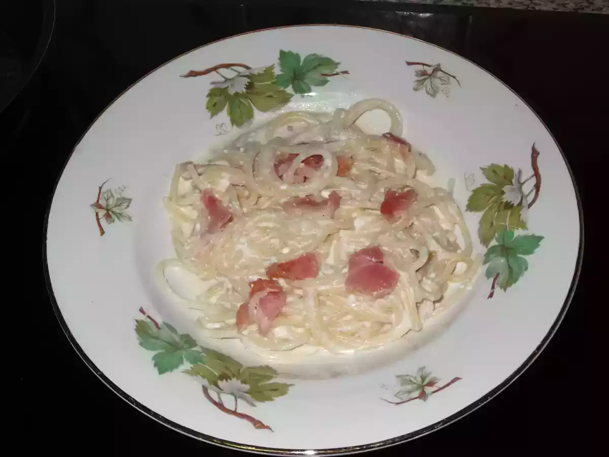 ESPAGUETTIS CON SALSA DE REQUESÓN Y BACON