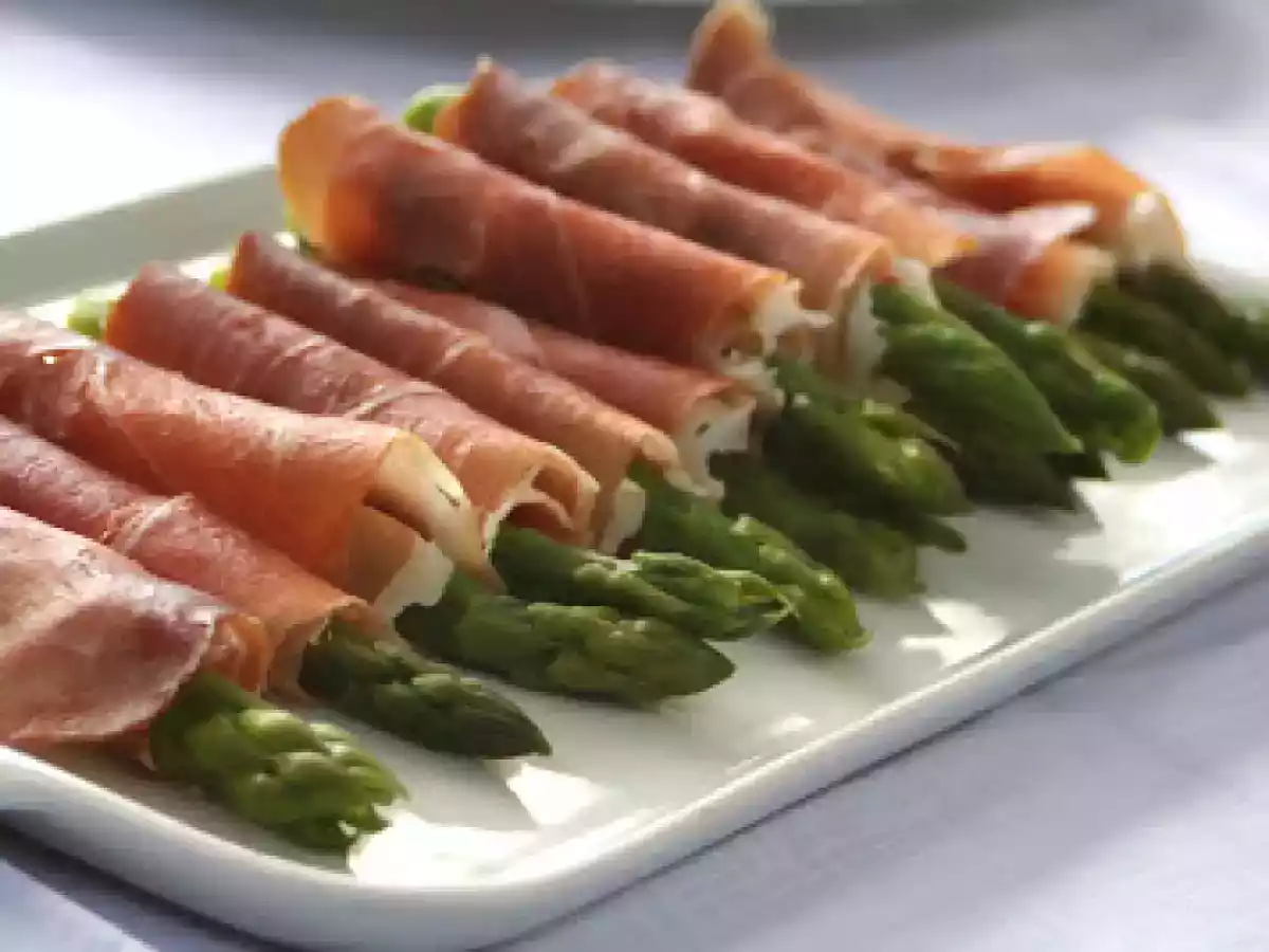 Espárragos con jamón serrano