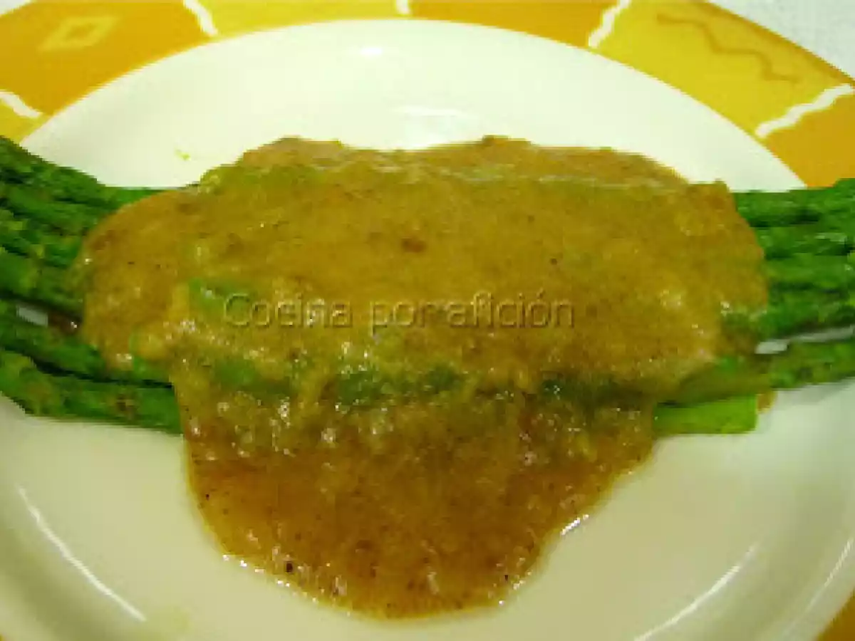 Espárragos gratinados a la crema de almendra